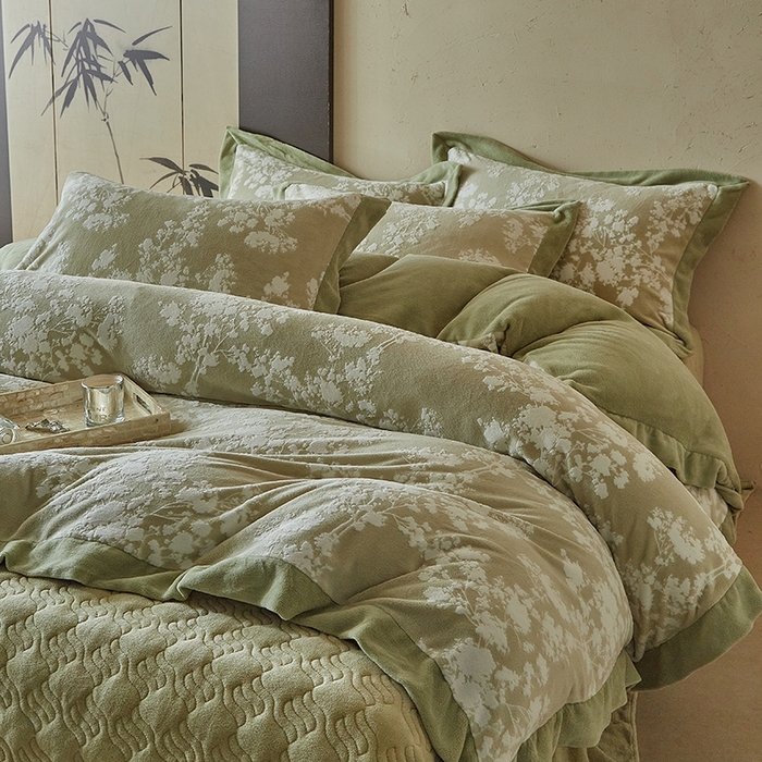 91家纺网 家纺一手货源 找家纺 孑寐家纺 2025新款宽边拼角雕花绒床盖四件套 花夕颜-绿色