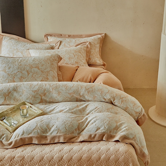 91家纺网 家纺一手货源 找家纺 孑寐家纺 2025新款宽边拼角雕花绒床盖四件套 花夕颜-橘色