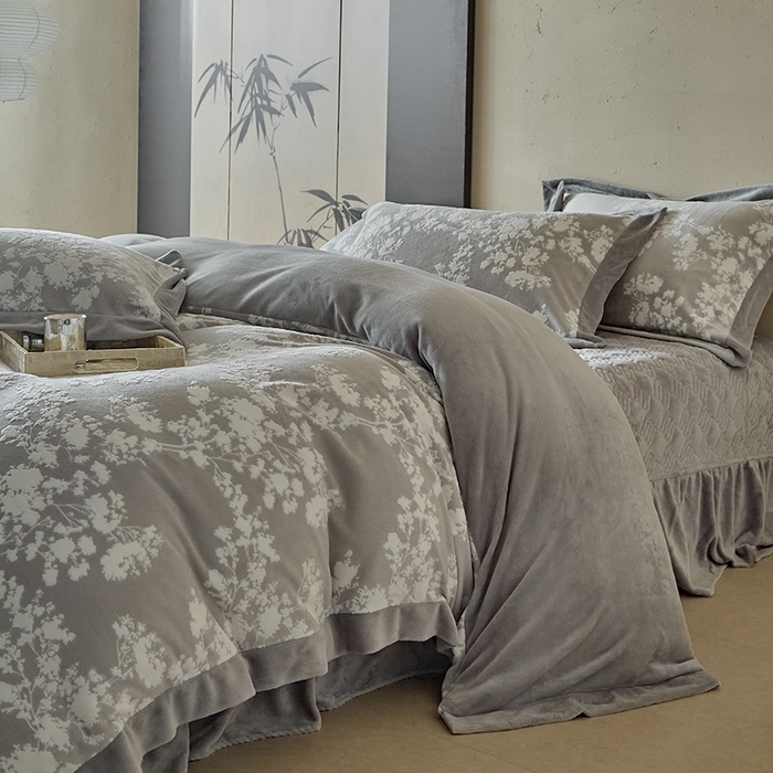 91家纺网 家纺一手货源 找家纺 孑寐家纺 2025新款宽边拼角雕花绒床盖四件套 香雪海-灰色