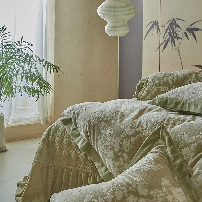 91家纺网 家纺一手货源 找家纺 孑寐家纺 2025新款宽边拼角雕花绒床盖四件套 花夕颜-绿色