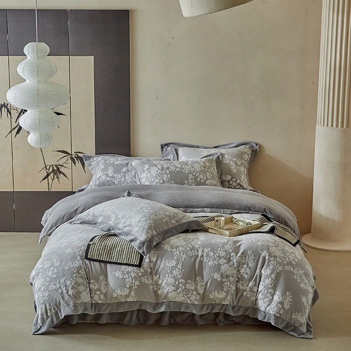 91家纺网 家纺一手货源 找家纺 孑寐家纺 2025新款宽边拼角雕花绒床盖四件套 香雪海-灰色