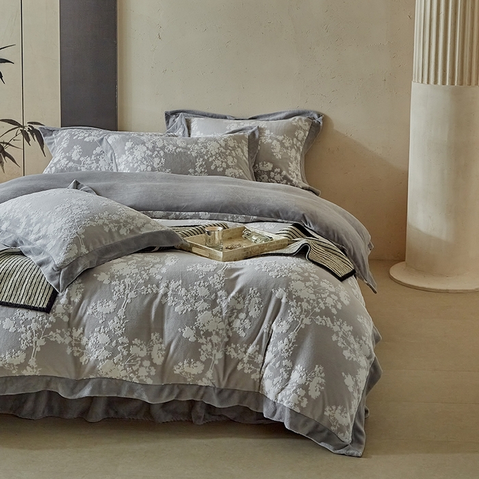 91家纺网 家纺一手货源 找家纺 孑寐家纺 2025新款宽边拼角雕花绒床盖四件套 香雪海-灰色