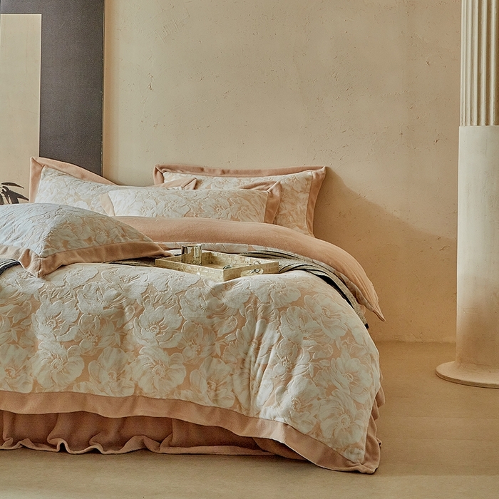 91家纺网 家纺一手货源 找家纺 孑寐家纺 2025新款宽边拼角雕花绒床盖四件套 花夕颜-橘色