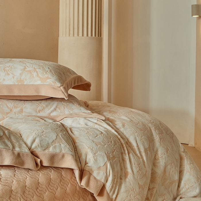 91家纺网 家纺一手货源 找家纺 孑寐家纺 2025新款宽边拼角雕花绒床盖四件套 花夕颜-橘色