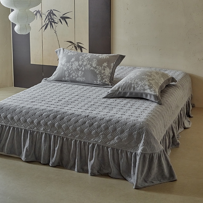 91家纺网 家纺一手货源 找家纺 孑寐家纺 2025新款宽边拼角雕花绒床盖四件套 香雪海-灰色