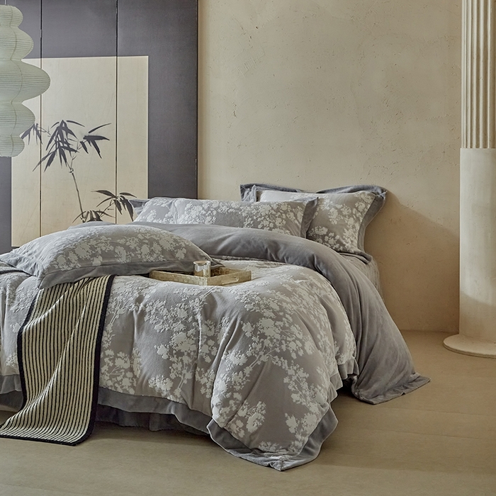 91家纺网 家纺一手货源 找家纺 孑寐家纺 2025新款宽边拼角雕花绒床盖四件套 香雪海-灰色