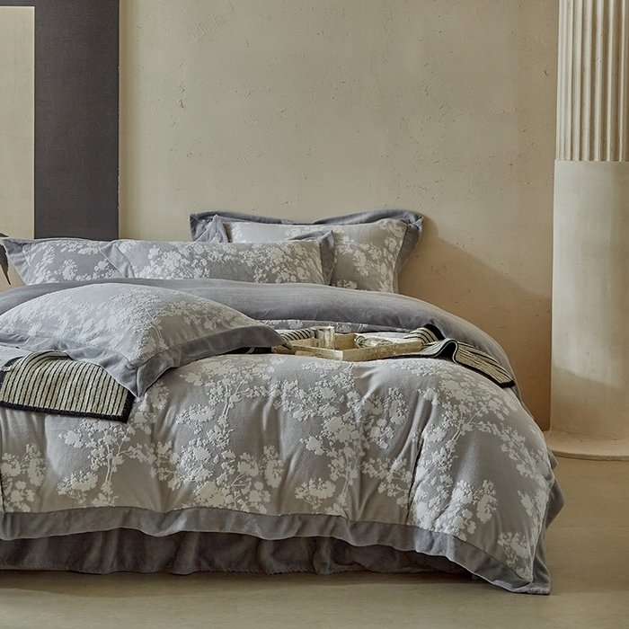 91家纺网 家纺一手货源 找家纺 孑寐家纺 2025新款宽边拼角雕花绒床盖四件套 香雪海-灰色