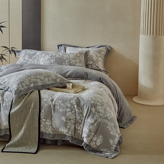 91家纺网 家纺一手货源 找家纺 孑寐家纺 2025新款宽边拼角雕花绒床盖四件套 香雪海-灰色