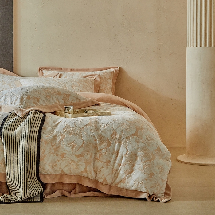 91家纺网 家纺一手货源 找家纺 孑寐家纺 2025新款宽边拼角雕花绒床盖四件套 花夕颜-橘色