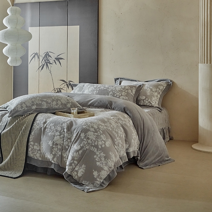 91家纺网 家纺一手货源 找家纺 孑寐家纺 2025新款宽边拼角雕花绒床盖四件套 香雪海-灰色