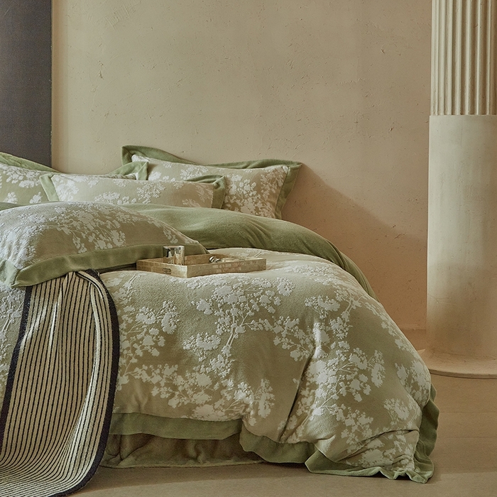 91家纺网 家纺一手货源 找家纺 孑寐家纺 2025新款宽边拼角雕花绒床盖四件套 花夕颜-绿色