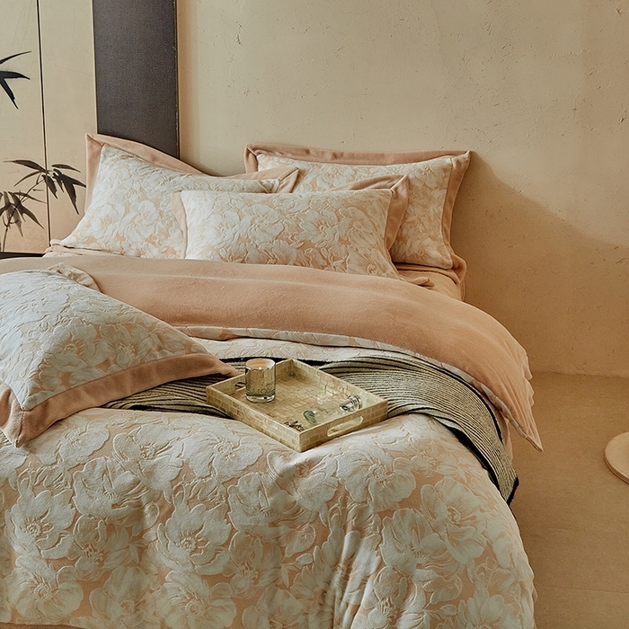91家纺网 家纺一手货源 找家纺 孑寐家纺 2025新款宽边拼角雕花绒床盖四件套 花夕颜-橘色