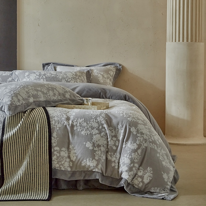 91家纺网 家纺一手货源 找家纺 孑寐家纺 2025新款宽边拼角雕花绒床盖四件套 香雪海-灰色