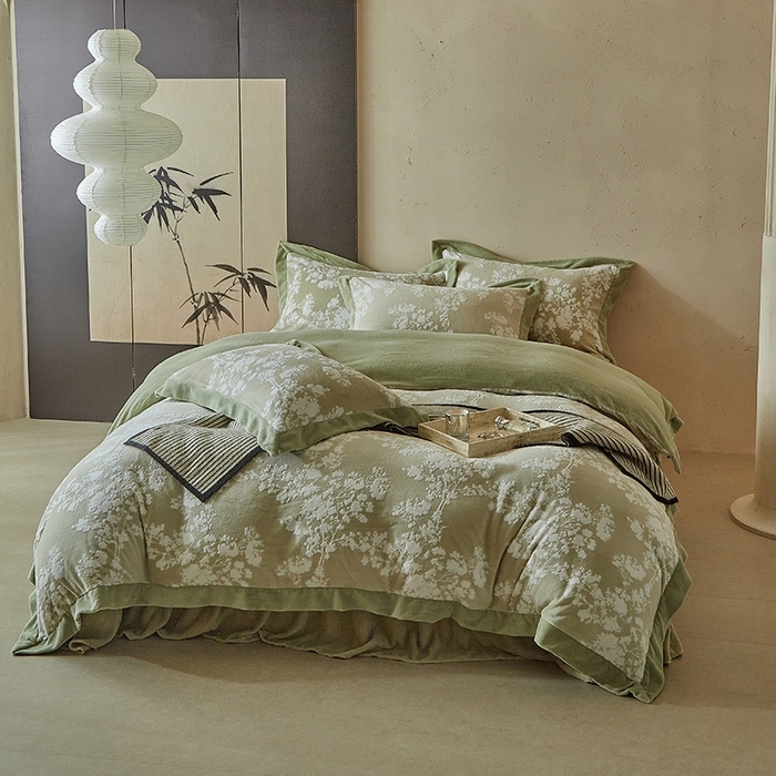 91家纺网 家纺一手货源 找家纺 孑寐家纺 2025新款宽边拼角雕花绒床盖四件套 花夕颜-绿色