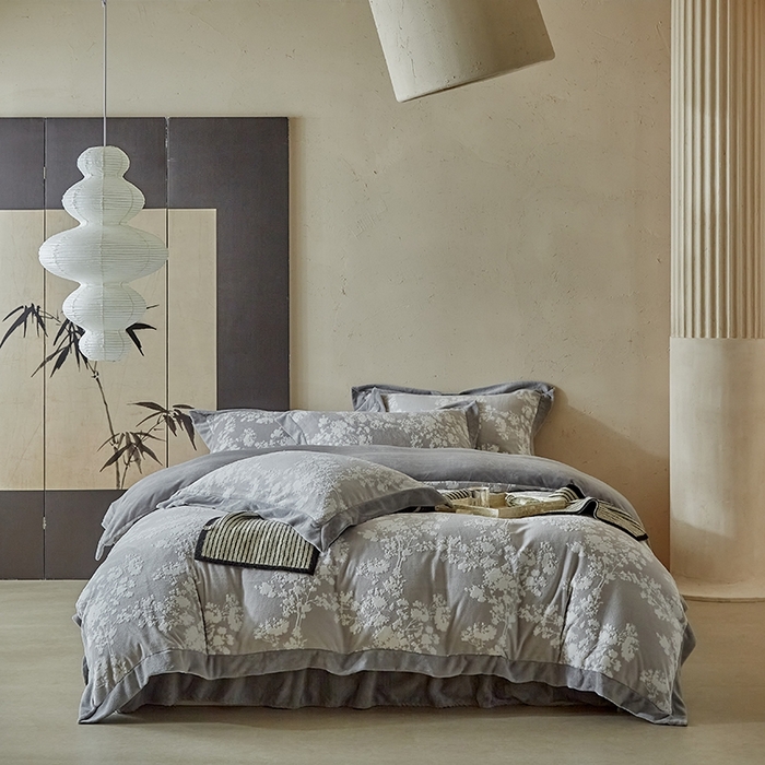 91家纺网 家纺一手货源 找家纺 孑寐家纺 2025新款宽边拼角雕花绒床盖四件套 香雪海-灰色