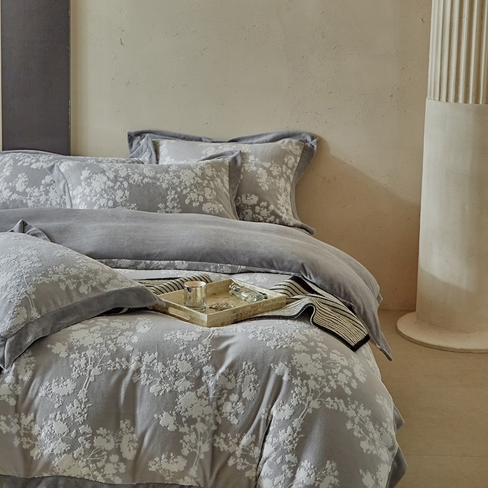 91家纺网 家纺一手货源 找家纺 孑寐家纺 2025新款宽边拼角雕花绒床盖四件套 香雪海-灰色