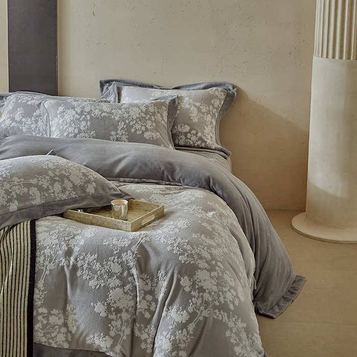 91家纺网 家纺一手货源 找家纺 孑寐家纺 2025新款宽边拼角雕花绒床盖四件套 香雪海-灰色