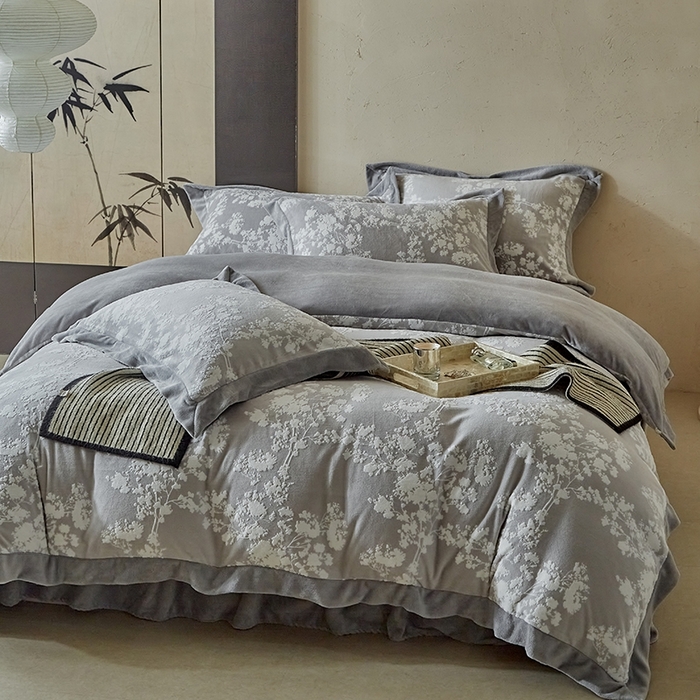 91家纺网 家纺一手货源 找家纺 孑寐家纺 2025新款宽边拼角雕花绒床盖四件套 香雪海-灰色