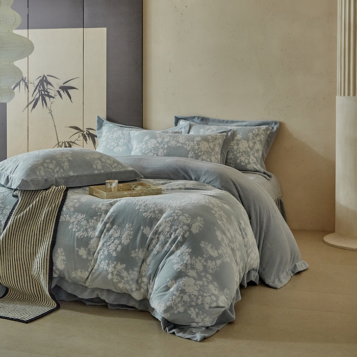 91家纺网 家纺一手货源 找家纺 孑寐家纺 2025新款宽边拼角雕花绒床盖四件套 香雪海-雾蓝