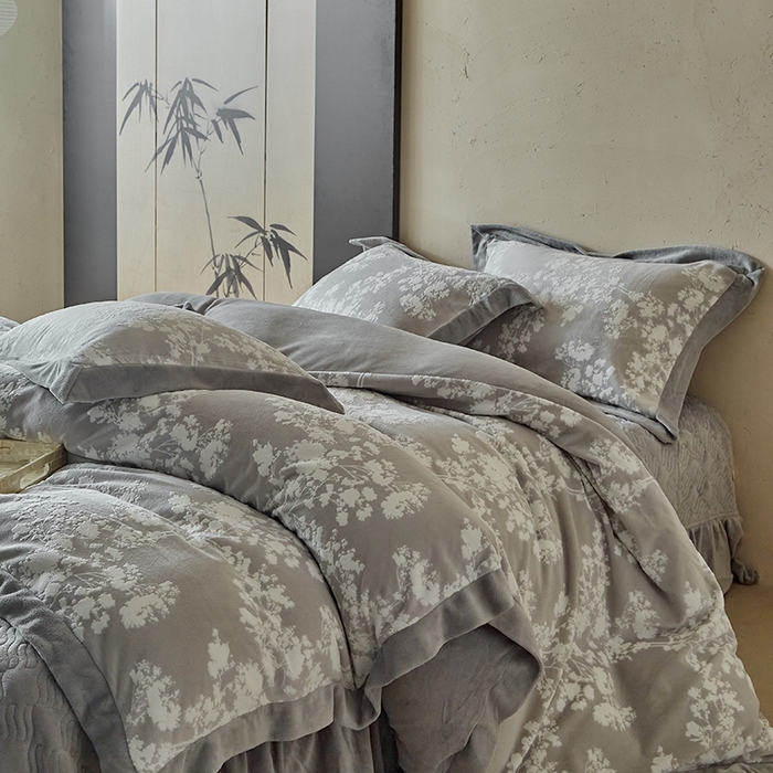 91家纺网 家纺一手货源 找家纺 孑寐家纺 2025新款宽边拼角雕花绒床盖四件套 香雪海-灰色