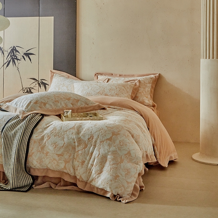 91家纺网 家纺一手货源 找家纺 孑寐家纺 2025新款宽边拼角雕花绒床盖四件套 花夕颜-橘色