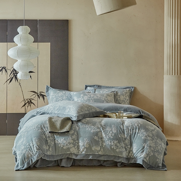 91家纺网 家纺一手货源 找家纺 孑寐家纺 2025新款宽边拼角雕花绒床盖四件套 香雪海-雾蓝