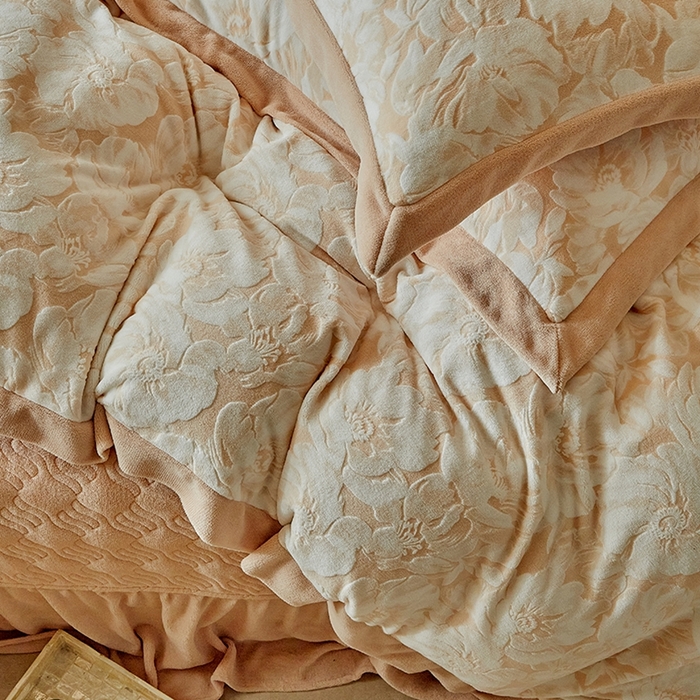 91家纺网 家纺一手货源 找家纺 孑寐家纺 2025新款宽边拼角雕花绒床盖四件套 花夕颜-橘色