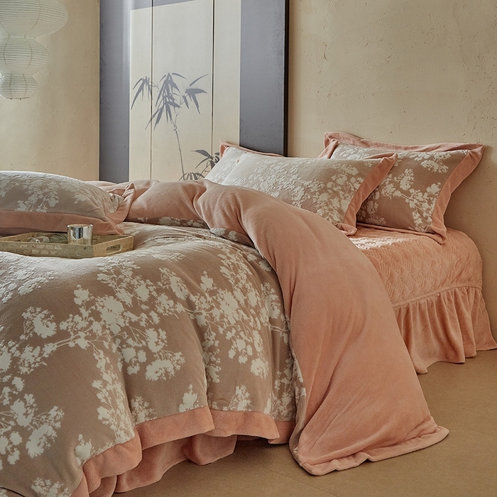 91家纺网 家纺一手货源 找家纺 孑寐家纺 2025新款宽边拼角雕花绒床盖四件套 香雪海-橘色