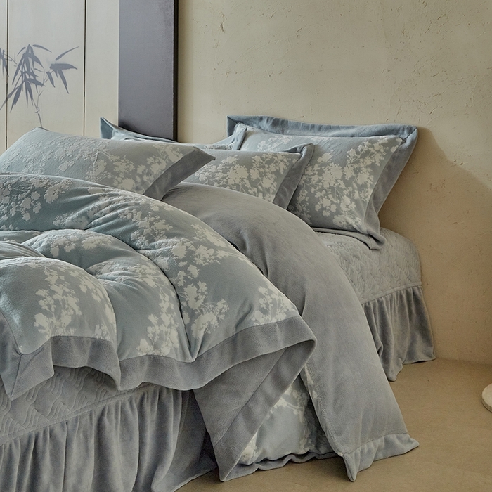 91家纺网 家纺一手货源 找家纺 孑寐家纺 2025新款宽边拼角雕花绒床盖四件套 香雪海-雾蓝