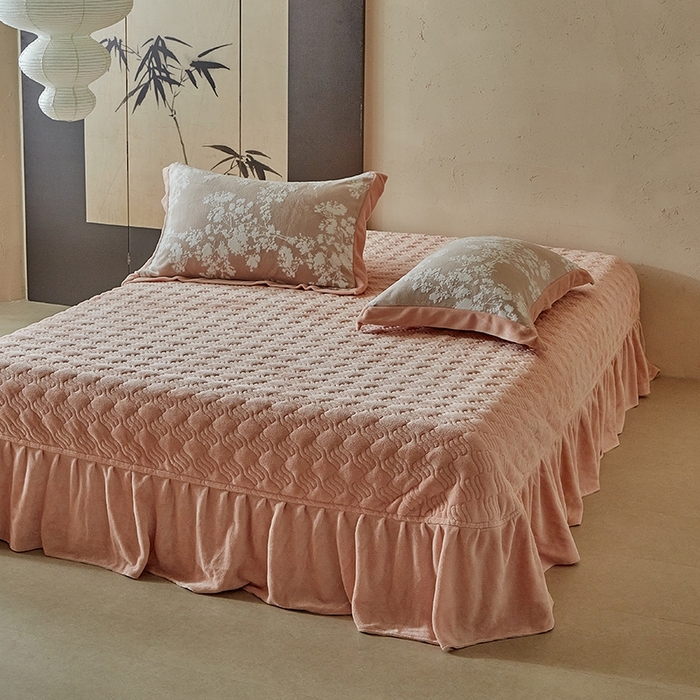 91家纺网 家纺一手货源 找家纺 孑寐家纺 2025新款宽边拼角雕花绒床盖四件套 香雪海-橘色