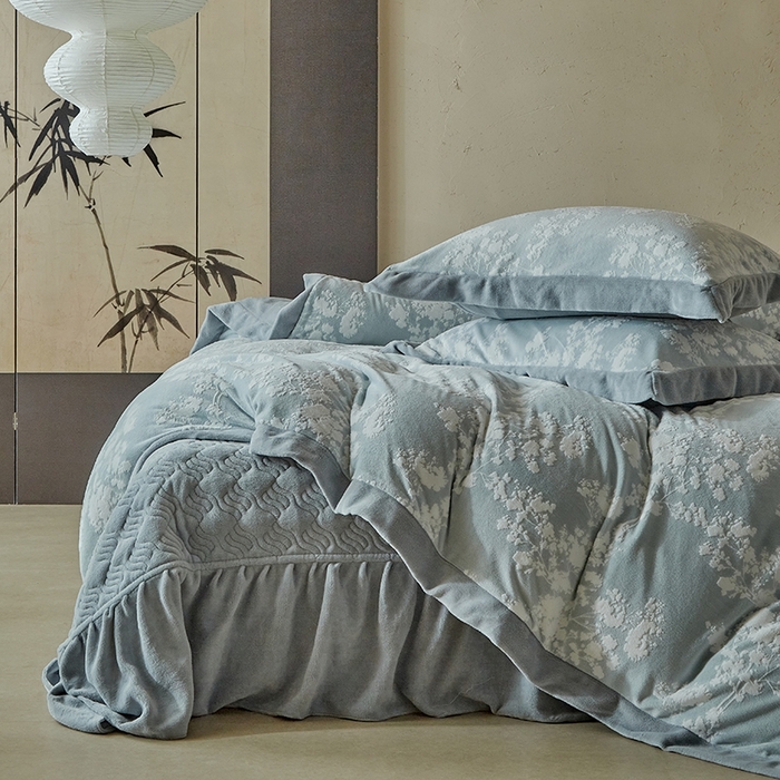 91家纺网 家纺一手货源 找家纺 孑寐家纺 2025新款宽边拼角雕花绒床盖四件套 香雪海-雾蓝