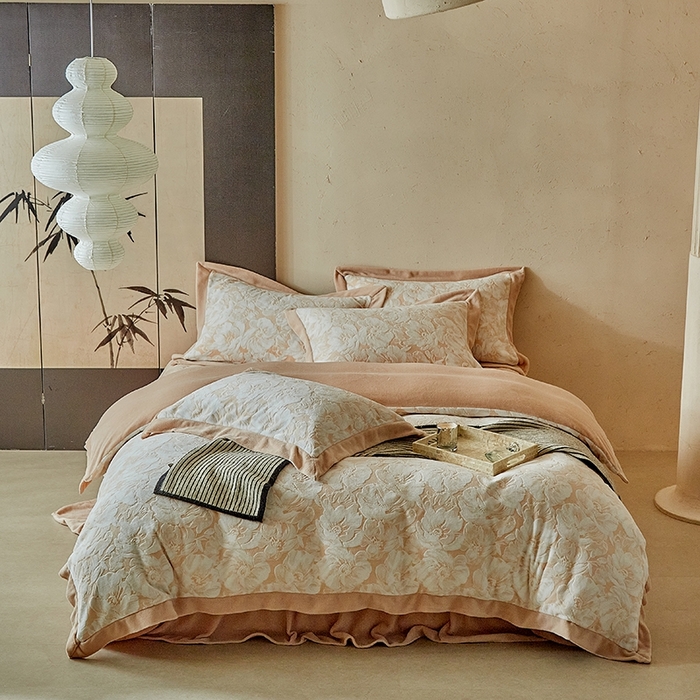 91家纺网 家纺一手货源 找家纺 孑寐家纺 2025新款宽边拼角雕花绒床盖四件套 花夕颜-橘色