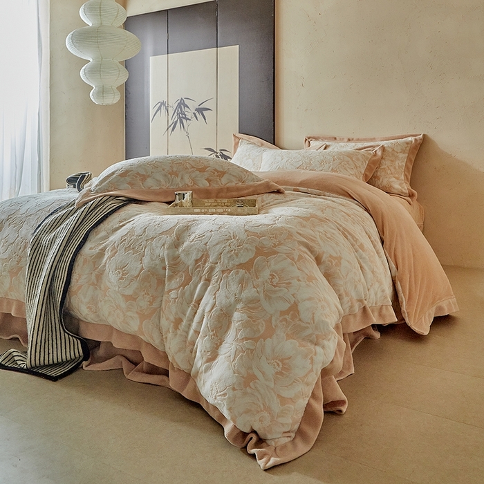 91家纺网 家纺一手货源 找家纺 孑寐家纺 2025新款宽边拼角雕花绒床盖四件套 花夕颜-橘色