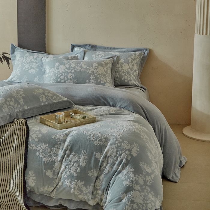 91家纺网 家纺一手货源 找家纺 孑寐家纺 2025新款宽边拼角雕花绒床盖四件套 香雪海-雾蓝