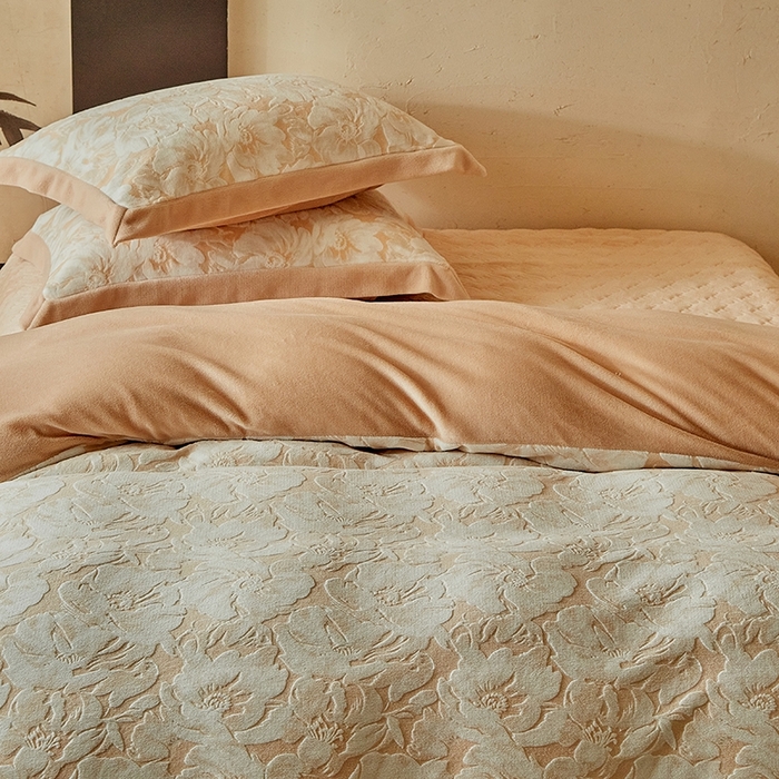 91家纺网 家纺一手货源 找家纺 孑寐家纺 2025新款宽边拼角雕花绒床盖四件套 花夕颜-橘色
