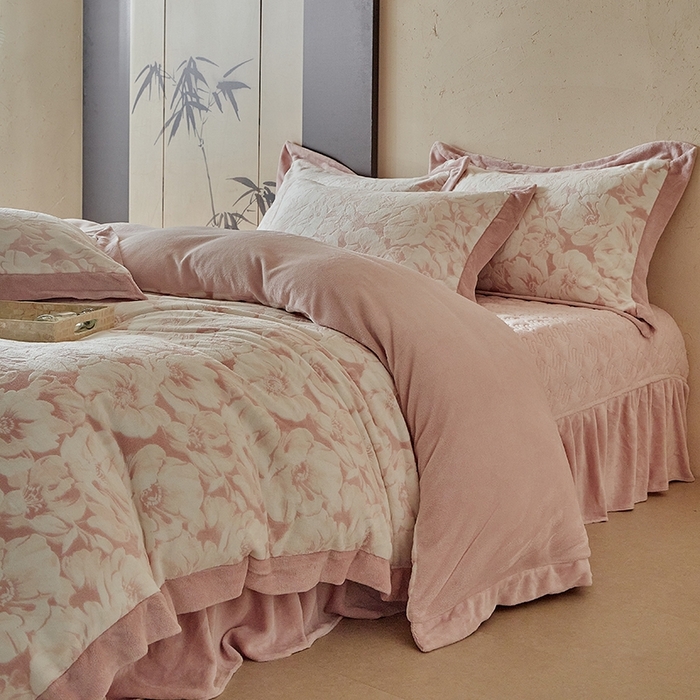 91家纺网 家纺一手货源 找家纺 孑寐家纺 2025新款宽边拼角雕花绒床盖四件套 花夕颜-粉色