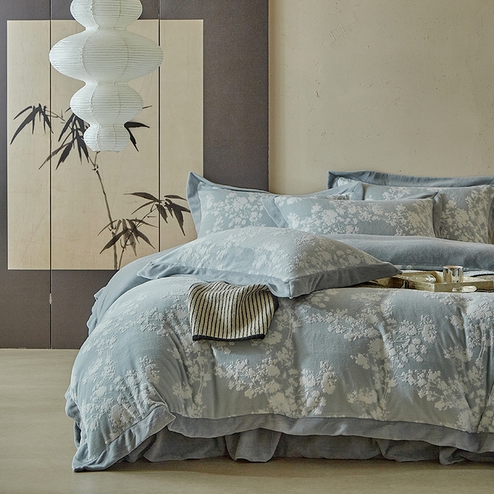 91家纺网 家纺一手货源 找家纺 孑寐家纺 2025新款宽边拼角雕花绒床盖四件套 香雪海-雾蓝