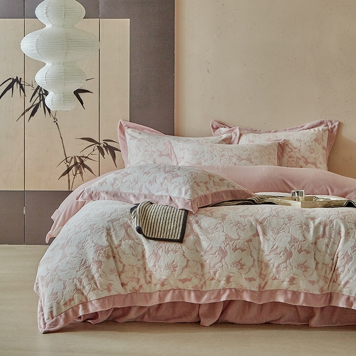 91家纺网 家纺一手货源 找家纺 孑寐家纺 2025新款宽边拼角雕花绒床盖四件套 花夕颜-粉色