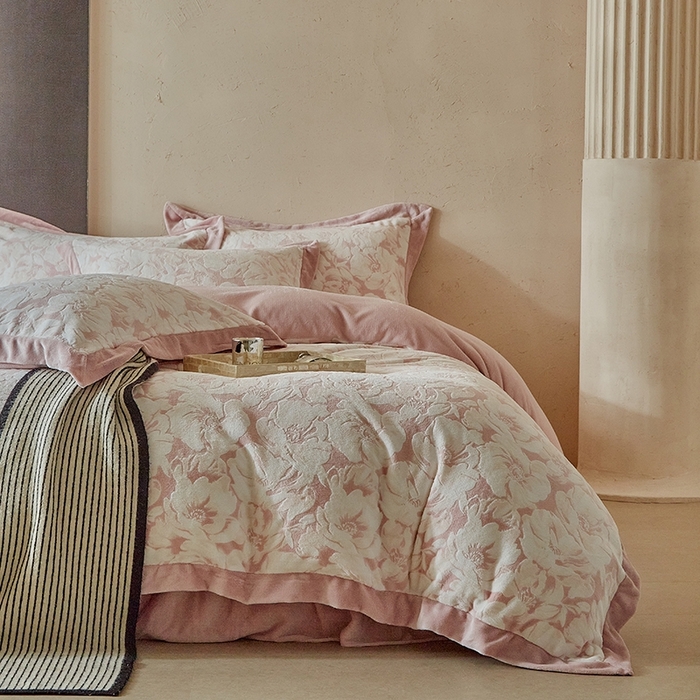 91家纺网 家纺一手货源 找家纺 孑寐家纺 2025新款宽边拼角雕花绒床盖四件套 花夕颜-粉色