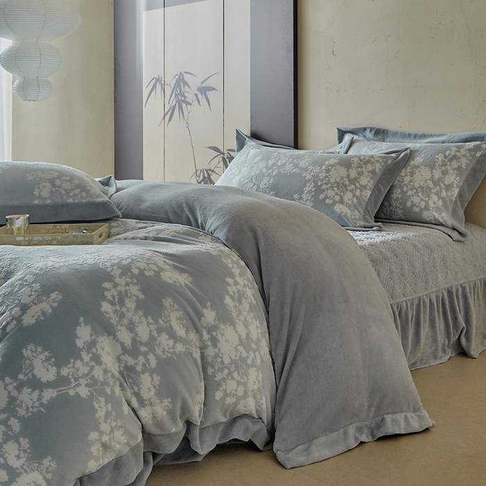 91家纺网 家纺一手货源 找家纺 孑寐家纺 2025新款宽边拼角雕花绒床盖四件套 香雪海-雾蓝