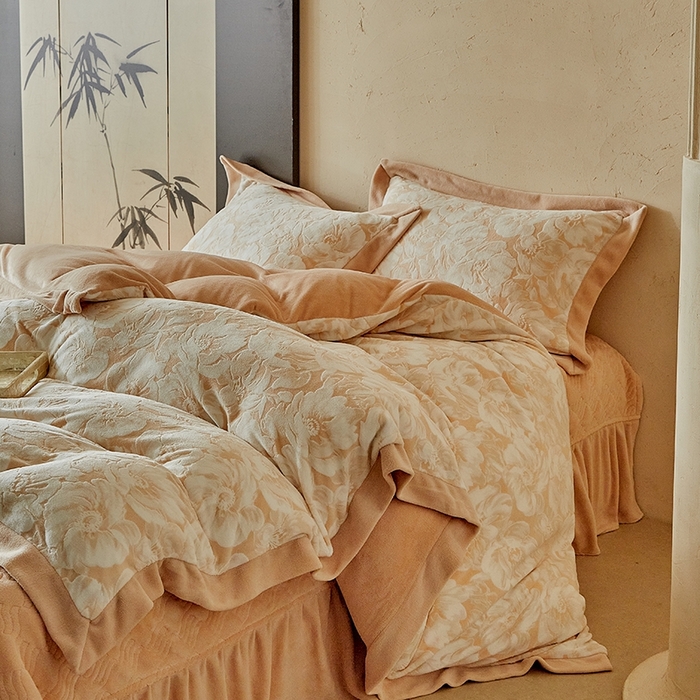 91家纺网 家纺一手货源 找家纺 孑寐家纺 2025新款宽边拼角雕花绒床盖四件套 花夕颜-橘色