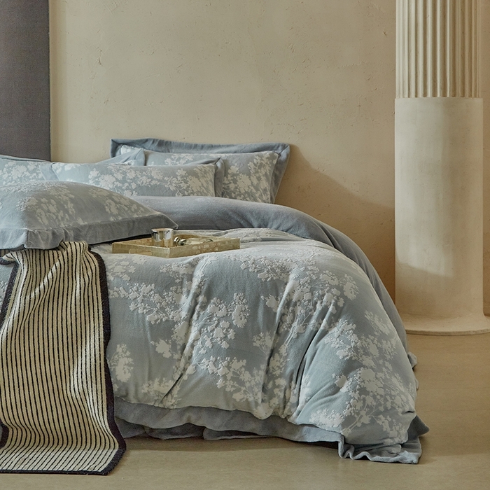91家纺网 家纺一手货源 找家纺 孑寐家纺 2025新款宽边拼角雕花绒床盖四件套 香雪海-雾蓝