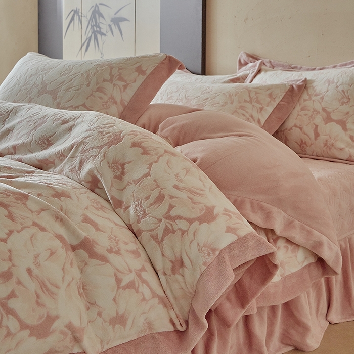 91家纺网 家纺一手货源 找家纺 孑寐家纺 2025新款宽边拼角雕花绒床盖四件套 花夕颜-粉色