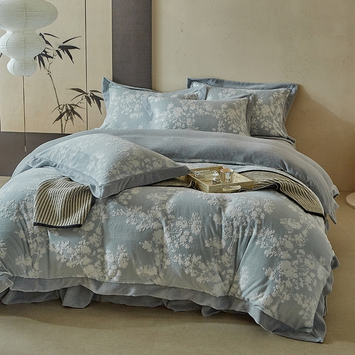91家纺网 家纺一手货源 找家纺 孑寐家纺 2025新款宽边拼角雕花绒床盖四件套 香雪海-雾蓝