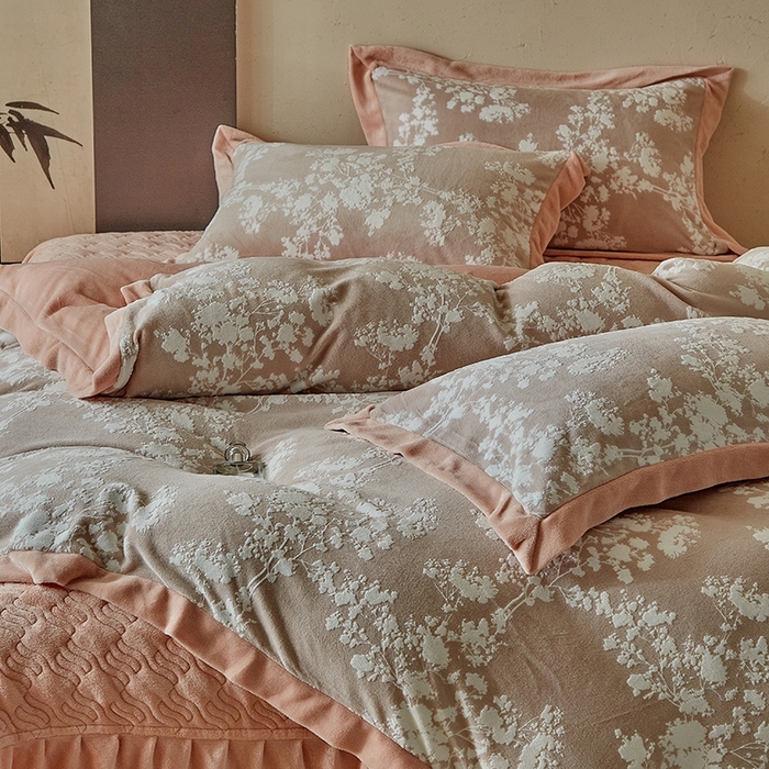 91家纺网 家纺一手货源 找家纺 孑寐家纺 2025新款宽边拼角雕花绒床盖四件套 香雪海-橘色