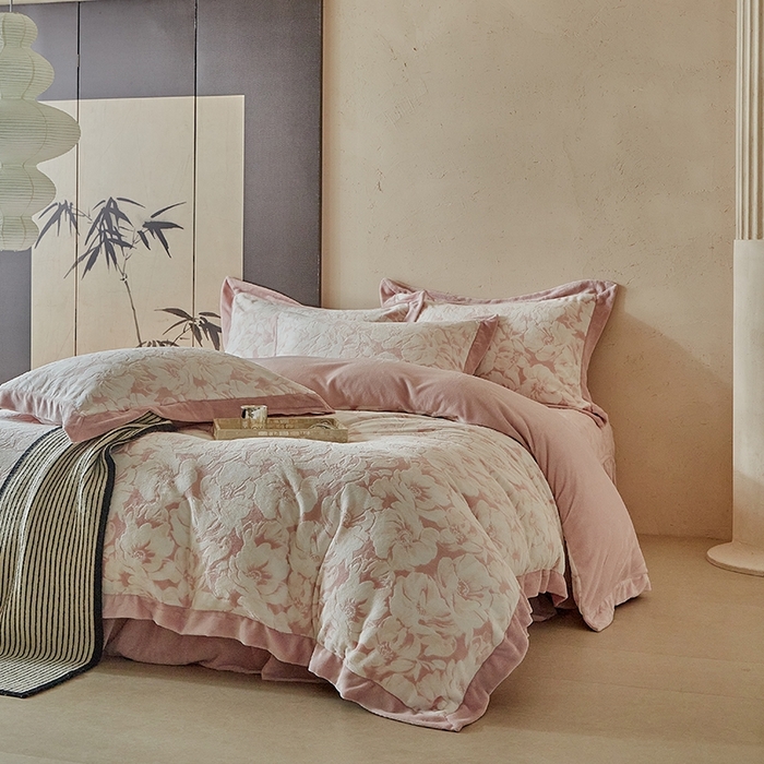 91家纺网 家纺一手货源 找家纺 孑寐家纺 2025新款宽边拼角雕花绒床盖四件套 花夕颜-粉色