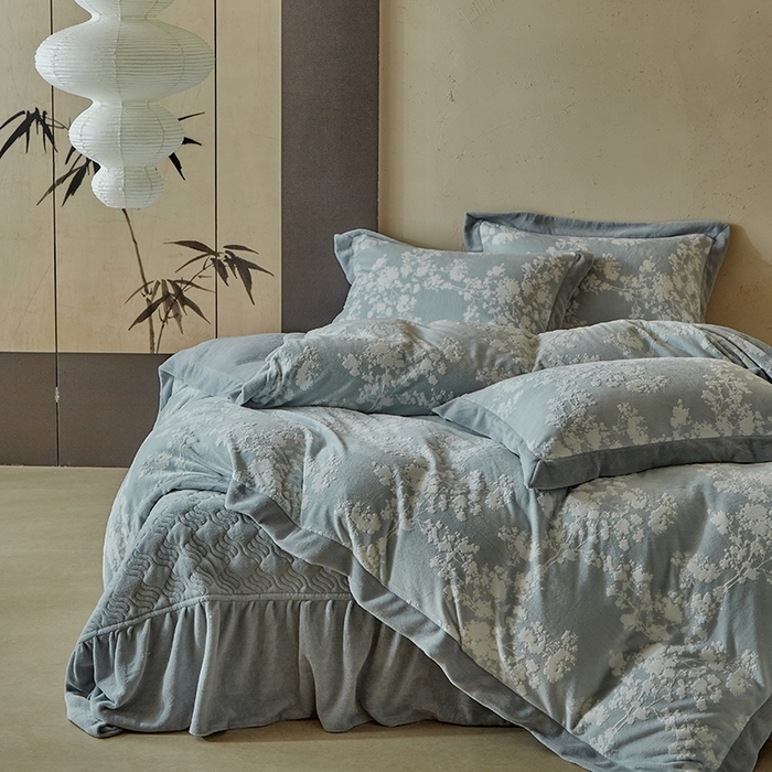 91家纺网 家纺一手货源 找家纺 孑寐家纺 2025新款宽边拼角雕花绒床盖四件套 香雪海-雾蓝