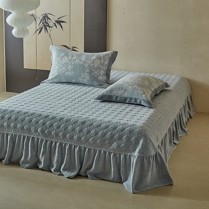 91家纺网 家纺一手货源 找家纺 孑寐家纺 2025新款宽边拼角雕花绒床盖四件套 香雪海-雾蓝
