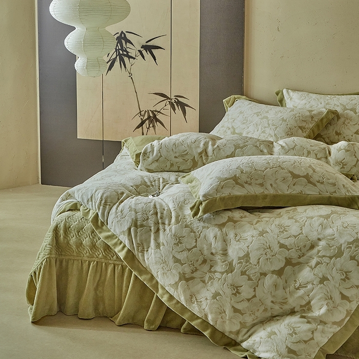 91家纺网 家纺一手货源 找家纺 孑寐家纺 2025新款宽边拼角雕花绒床盖四件套 香雪海-绿色