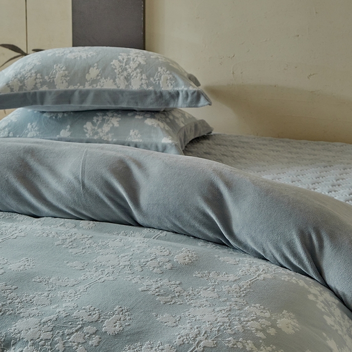 91家纺网 家纺一手货源 找家纺 孑寐家纺 2025新款宽边拼角雕花绒床盖四件套 香雪海-雾蓝